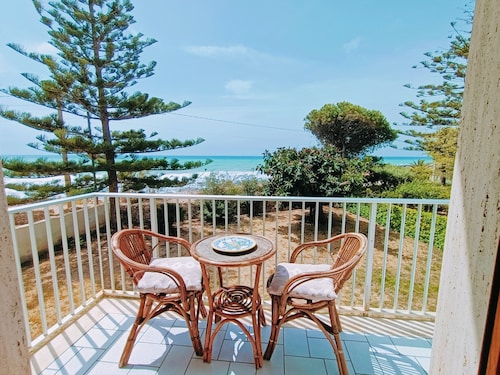 Panarea House - Detached cottage by the sea