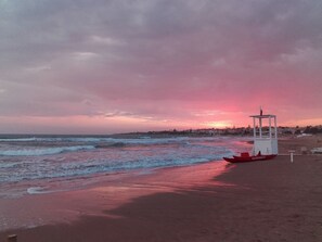 Plage, chaises longues, serviettes de plage