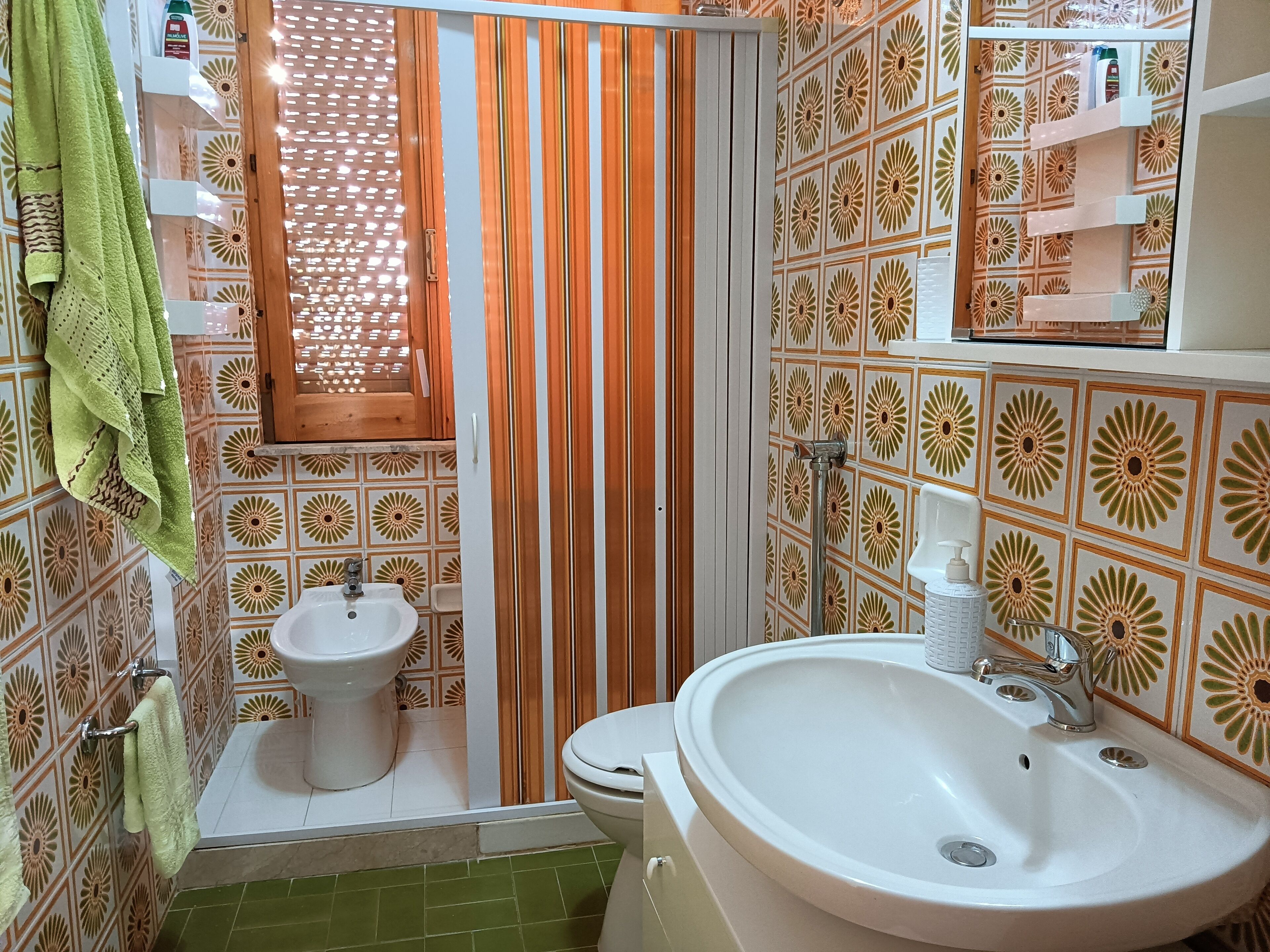 Un baño con inodoro, lavabo y bidé.