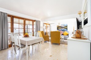 Una televisión, un reproductor de DVD, libros