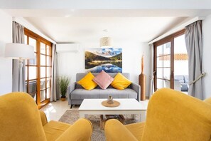 Una televisión, un reproductor de DVD, libros