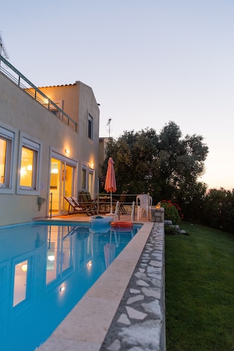 Alkistis villa, independent, peaceful,  with private pool and great views 