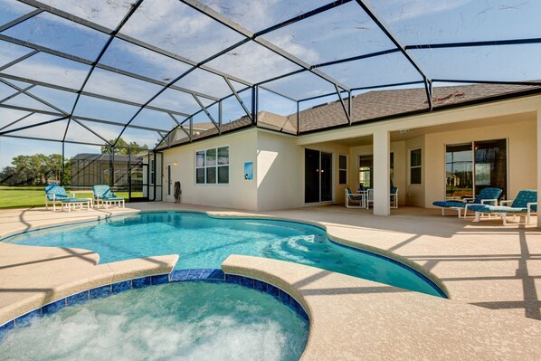 Utendørsbasseng og et oppvarmet basseng