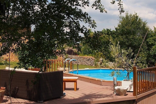 piscine chauffée et terrasse