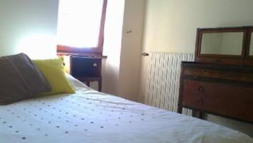 5 Schlafzimmer, Schreibtisch, Bügeleisen/Bügelbrett, Reisekinderbett