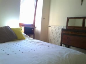 5 quartos, escrivaninha, ferros/tábuas de passar roupa, berço de viagem