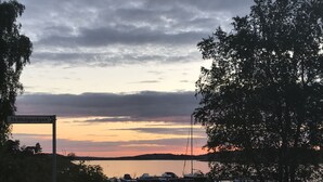 A marina with boats docked, a sign indicating parking for boats, and a cloudy sky. - Wonderful house in Strömstad! (Strömstad)