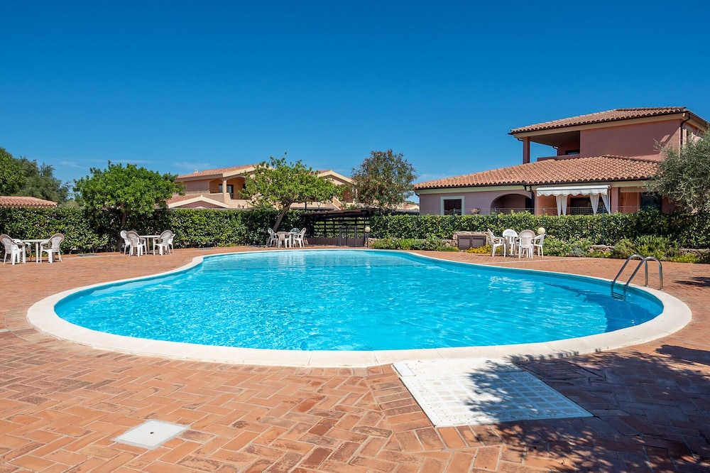 Casa en residencia con piscina a 2 km del mar