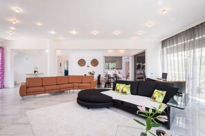 Smart TV, fireplace, DVD player, ping pong