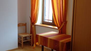 1 chambre, fer et planche à repasser, lit parapluie, draps fournis