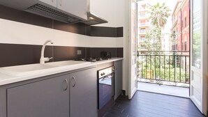 Een moderne keuken met een gasfornuis, oven en een spoelbak.