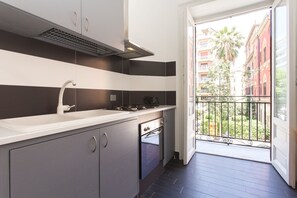 Kühlschrank, Ofen, Herdplatte, Wasserkocher mit Kaffee-/Teezubehör