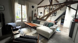 TV, fireplace, DVD player, books