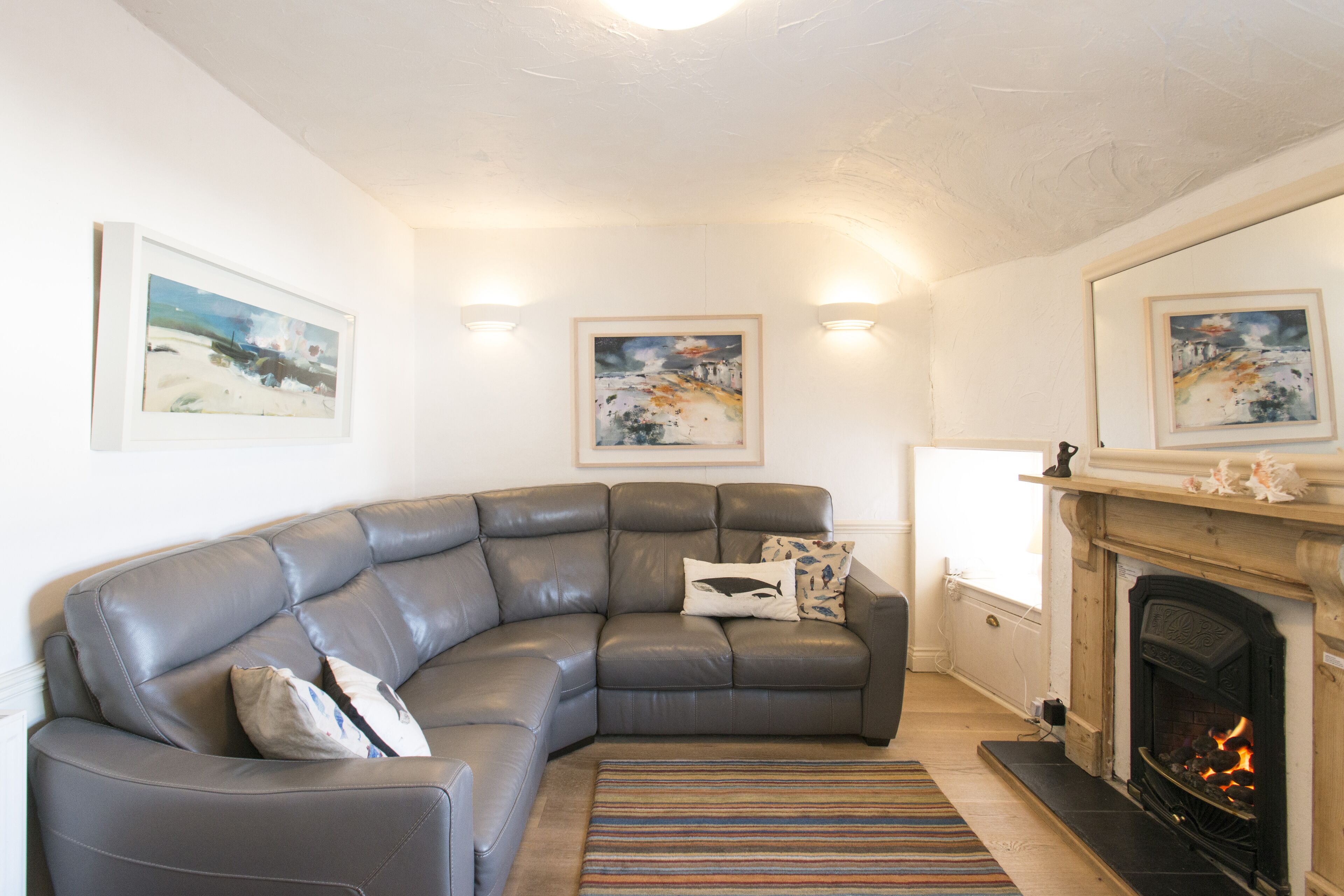 テレビ、暖炉、書  庫