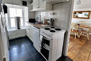 Fridge, microwave, oven, stovetop - 3 bedroom Cottage 1 min. from Porthmeor Beach for up to 6 people. With parking (Cornwall)