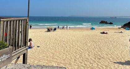 3 bedroom Cottage 1 min. from Porthmeor Beach for up to 6 people. With parking