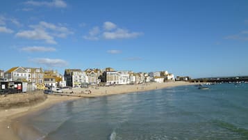 Plage, chaises longues