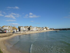 On the beach, sun-loungers - 3 bedroom Cottage 1 min. from Porthmeor  Beach for up to 6 people. With parking (Cornwall)