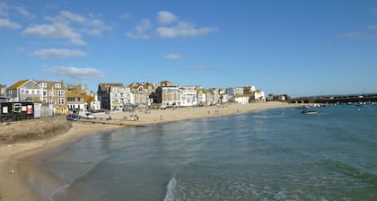 Charming Cottage 50 Mtrs from Porthmeor Beach for up to 6 people. With parking