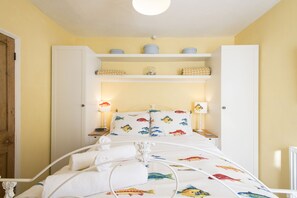 3 bedrooms, iron/ironing board, travel cot, free WiFi - 3 bedroom Cottage 1 min. from Porthmeor  Beach for up to 6 people. With parking (Cornwall)