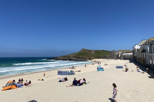 Charmantes Ferienhaus 50 m vom Strand von Porthmeor für bis zu 6 Personen. Mit parkplatz