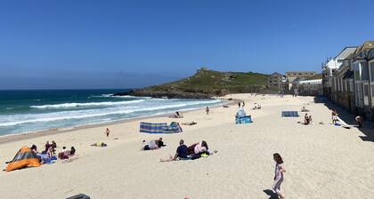 3 bedroom Cottage 1 min. from Porthmeor Beach for up to 6 people. With parking