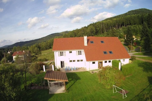 coté terrasse ,jardin ,terrain de jeux