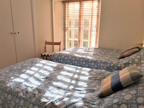 3 quartos, ferros/tábuas de passar roupa, berço de viagem