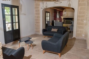 Smart-TV, Kamin, Tischfußball, Tischtennisplatte