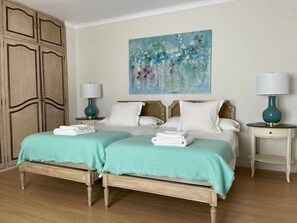 4 bedrooms, iron/ironing board, WiFi, bed sheets