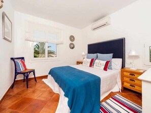 3 slaapkamers, een strijkplank/strijkijzer, gratis wifi, beddengoed