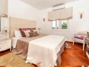 3 makuuhuonetta, silitysrauta/-lauta, ilmainen Wi-Fi, vuodevaatteet