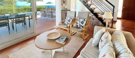 Smart TV, reproductor de DVD, libros, estéreo