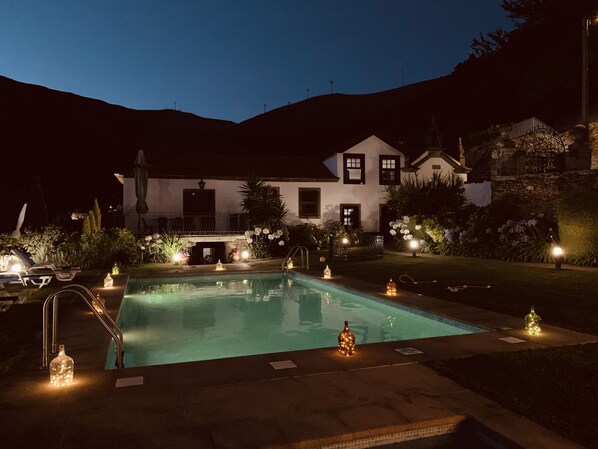 Outdoor pool - Luxury secluded villa, splendid views, pool, play area, games, cinema, big group (Mesão Frio)