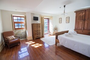 9 chambres, fer et planche à repasser, lit parapluie, Wi-Fi gratuit