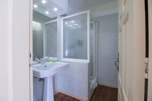 Combined shower/tub, hair dryer, bidet, towels