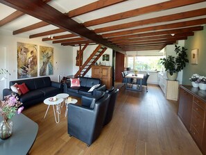 Smart-TV, Kamin, Bücher, Musikbibliothek