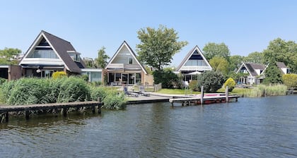 Lovely and cozy cottage centrally located on the water side in Friesland
