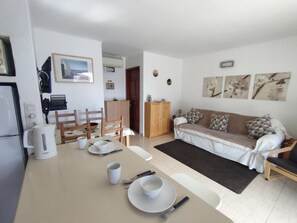 TV connectée, lecteur de DVD, livres, chaîne hi-fi