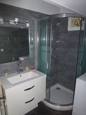 Douche, sèche-cheveux, serviettes fournies