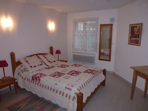 2 chambres, fer et planche à repasser, Wi-Fi gratuit, draps fournis