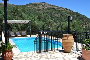 Outdoor pool - 3 bedroom villa with swimming pool. (Corfu)