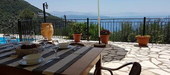 Ce qui distingue vraiment la Villa Sinialo des autres, ce sont les vues à couper le souffle.