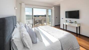 5 bedrooms, desk, WiFi, bed sheets