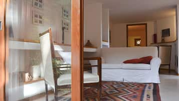 TV, caminetto, lettore DVD, impianto stereo