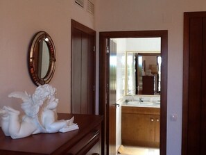 Interior - Apart. 4pers. 2 ch 2sdb, ds resid Private Panoramic view of the sea. Beach 200 m (Torrevieja)