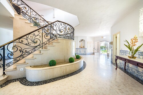 Villa Solar das Palmeiras is a large traditional style villa ideal for large groups or families