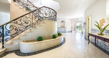 Villa Solar das Palmeiras is a large traditional style villa ideal for large groups or families