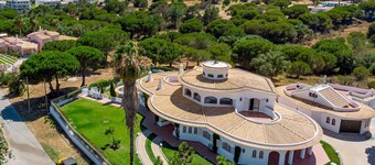 Villa Solar das Palmeiras is a large traditional style villa ideal for large groups or families