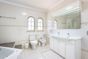 Baignoire, sĂšche-cheveux, serviettes fournies